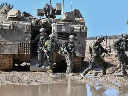 Israelische Soldaten steigen aus einem gepanzerten Fahrzeug nahe der Grenze zwischen Israel und Gaza im S&uuml;den Israels.