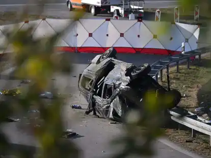 Beim Unfall eines mutma&szlig;lichen Schleuserfahrzeugs auf der Autobahn 94 sind sieben Menschen gestorben und mehrere schwer verletzt worden.