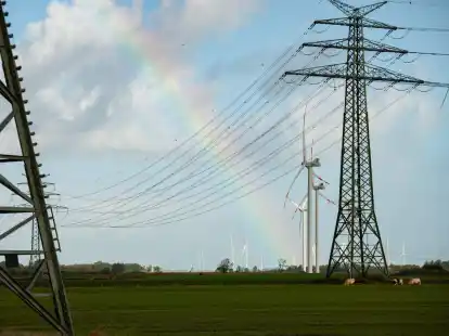 Ein Regenbogen zwischen Hochspannungsmasten und Windr&auml;dern in Schleswig-Holstein. Die f&uuml;r die Energiewende wichtige Westk&uuml;stenleitung von der d&auml;nischen Grenze bis Brunsb&uuml;ttel hat ihren Betrieb aufgenommen.