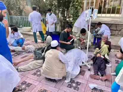 &Auml;rzte k&uuml;mmern sich in Herat um Verletzte nach dem Beben.