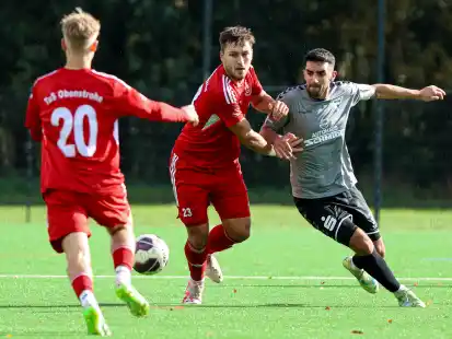 Einen 5:0-Sieg feierte der WSC Frisia (rechts Muhittin Bast&uuml;rk) in der Fu&szlig;ball-Bezirksliga beim TuS Obenstrohe.