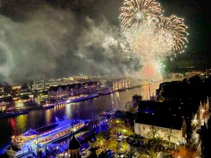 Jedes Jahr einer der H&ouml;hepunkt beim Gallimarkt:  das stimmungsvolle Spektakel am Himmel &uuml;ber dem Leeraner Hafen.