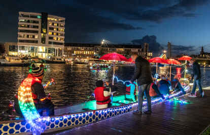 Ein stimmungsvoller H&ouml;hepunkt am Samstag: die Lampionfahrt im Leeraner Hafen, hier am Steg des Rudervereins mit  einem Drachenboot. Bild: Axel Pries