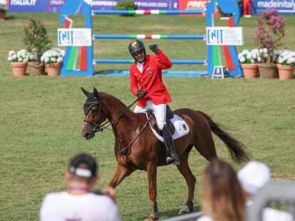 Der deutsche Springreiter Philipp Weishaupt reitet auf Zineday und hebt die Faust nach seinem Ritt.