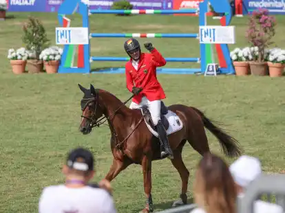 Der deutsche Springreiter Philipp Weishaupt reitet auf Zineday und hebt die Faust nach seinem Ritt.