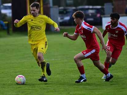 Die Leistung der Spieler des TuS Strudden (in Gelb) stie&szlig; bei deren Trainer auf wenig Gegenliebe.