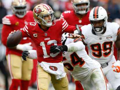 Die 49ers um Quarterback Brock Purdy (l) mussten sich in Cleveland &uuml;berraschend geschlagen geben.