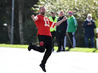 Lediglich die zweite Gummigruppe der Accummer (Dennis Dirks beim Wurf) setzte sich gegen S&uuml;darle durch.