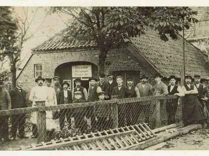 Ein Foto von 1912 zeigt eine Gruppe M&auml;nner vor dem angeblichen Haus der &bdquo;Kattenfangerei&ldquo; in Zetel. (Bild: Archiv Hartwig Meyer)