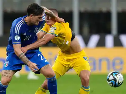 Gegen Italiens Nicol&ograve; Zaniolo (l) wird wegen des Verdachts illegaler Wetten ermittelt.