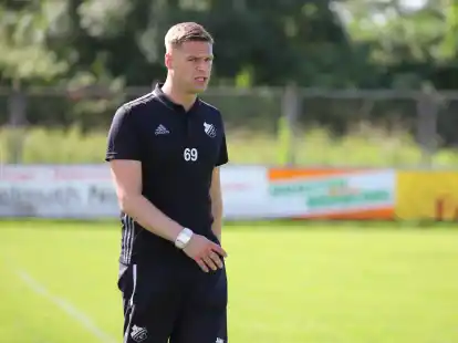 Platzt vielleicht jetzt der Knoten bei seiner Mannschaft: Der Trainer vom FC Frisia, Sven Voorwold, feierte mit seinem Team gegen Riepe einen wichtigen Sieg.