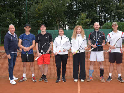 Akteure vom Essener TV unter sich (von links): Vorsitzender Andreas Uhlhorn, Jan Lukas Reinke, Patrick Grenkowicz, Nora L&uuml;bbe, Esther Br&uuml;ggehagen sowie Dennis H&ouml;rsting und Florian Reinke.