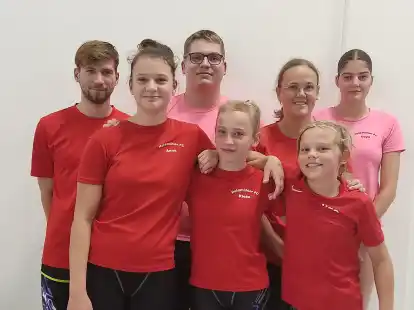 Benedikt Weschenfelder (von links), Anna Jacobs, Kjell Kr&uuml;ger, Rieke Hartmann, Solveig Lerch, Thure Lerch und Trainerin Daya Wehner freuten sich &uuml;ber die Erfolge auf der Kurzbahnmeisterschaft in Osnabr&uuml;ck.