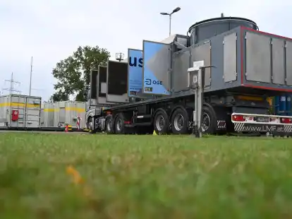 Der mobile Verdichter &laquo;Optimus&raquo; mit ge&ouml;ffneten T&uuml;ren gibt Einblick ins Innere. Dieser beginnt damit, das Erdgas aus den Leitungsabschnitten Emsb&uuml;ren-Bad Bentheim und Bad Bentheim-Legden zu entnehmen sowie es in einen anderen Leitungsabschnitt umzupumpen.