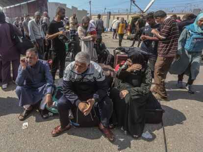 Pal&auml;stinenser, einige mit ausl&auml;ndischen P&auml;ssen, warten am Grenz&uuml;bergang Rafah auf Hilfe und eine m&ouml;gliche Einreise nach &Auml;gypten.