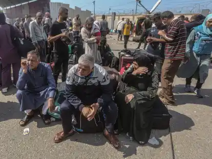 Pal&auml;stinenser, einige mit ausl&auml;ndischen P&auml;ssen, warten am Grenz&uuml;bergang Rafah auf Hilfe und eine m&ouml;gliche Einreise nach &Auml;gypten.