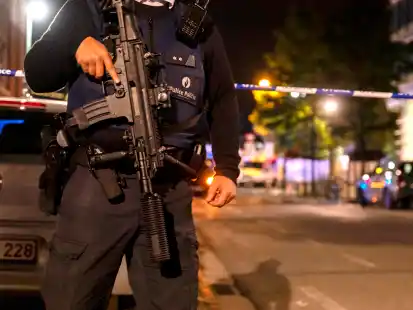 Die Polizei sperrt einen Bereich im Zentrum von Br&uuml;ssel ab, in dem der Anschlag stattgefunden hat