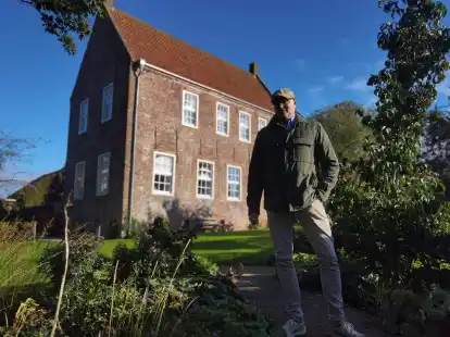 Kai Nilson vor dem Streinhaus in Nesse.