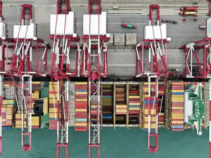 Blick von oben auf ein Containerschiff im Hafen von Qingdao in der ostchinesischen Provinz Shandong.