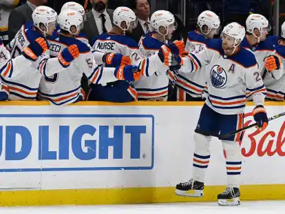 Edmontons Leon Draisaitl (r) nimmt nach seinem Treffer die Gl&uuml;ckw&uuml;nsche der Teamkollegen entgegen.