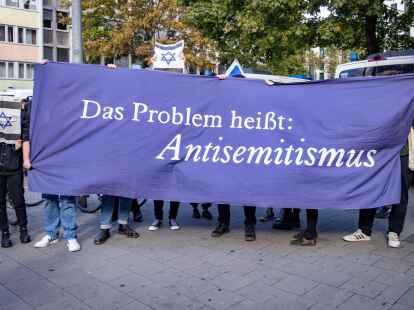 Pro-israelische Gegendemonstranten bei einer Pro-Pal&auml;stina-Demonstration in D&uuml;sseldorf.