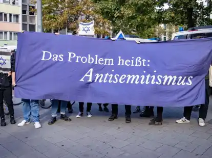 Pro-israelische Gegendemonstranten bei einer Pro-Pal&auml;stina-Demonstration in D&uuml;sseldorf.