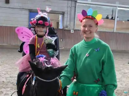 Luna Marie Gollenstede  und ihre Mutter Natalie gewannen den Kost&uuml;m-F&uuml;hrz&uuml;gelwettbewerb beim Jader RC.