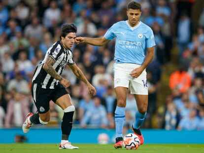 Sandro Tonali (l) war im Sommer aus Mailand in die Premier League zu Newcastle United gewechselt.