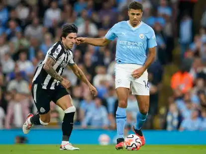 Sandro Tonali (l) war im Sommer aus Mailand in die Premier League zu Newcastle United gewechselt.