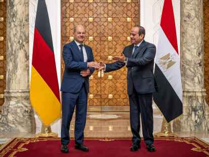 Bundeskanzler Olaf Scholz trifft &Auml;gyptens Staatschef Abdel Fattah al-Sisi (r) in Kairo. (Michael Kappeler/dpa Pool/dpa)