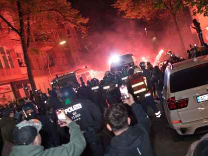 Bei der verbotenen Demonstration in Neuk&ouml;lln wird Pyrotechnik abgebrannt.