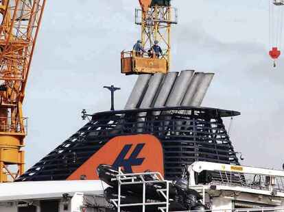 Die Inspekteure f&uuml;r die &bdquo;Hanseatic nature&ldquo; kommen bei der Lloyd Werft  aufs Schiff &bdquo;geflogen&ldquo;.