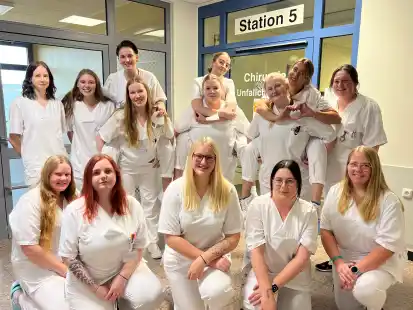 Sie &uuml;bernehmen zwei Wochen lang die Stationsleitung: Auszubildende des Wittmunder Krankenhauses im &bdquo;S&Uuml;S-Projekt&ldquo; vor der Station 5 der chirurgischen Abteilung.