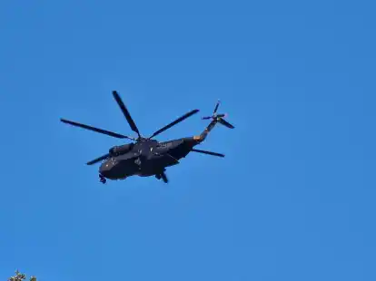 Das ist einer der beiden Hubschrauber, der am Dienstag tief &uuml;ber Hinrichsfehn kreiste. Es handelte es sich um Transporthubschrauber des Typs CH-53.