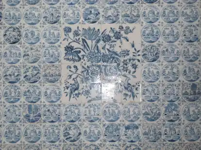 Die historischen Fliesen auf dem Hof Gottels im Wangerland sollen erhalten bleiben. F&uuml;r die Dokumentation und Restaurierung gab es jetzt 5000 Euro.