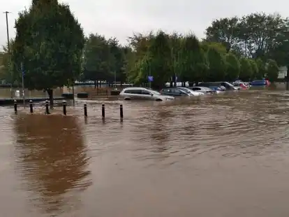Autos in Kork stehen halb unter Wasser.