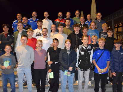 Zeigten gute Leistungen in der Abschlusspr&uuml;fung: die  neuen Fu&szlig;ball-Schiedsrichter des Kreisverbands Jade-Weser-Hunte