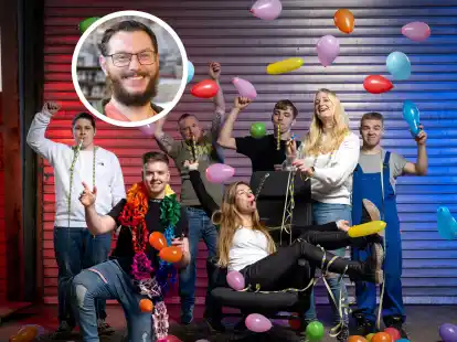 Ihnen wird von &bdquo;K&auml;pt&rsquo;n Zukunft&ldquo; geholfen: Azubis der Werner Schulte GmbH aus Lastrup bekommen individuelle Hilfe vom Ausbildungsbeauftragten Sven Schumacher.