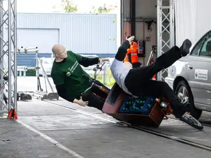 Bei einem Crashtest sto&szlig;en ein Lastenfahrrad und ein Fu&szlig;g&auml;nger zusammen.