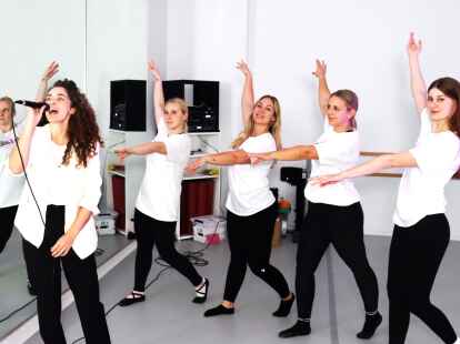 S&auml;ngerin Jenny Koch und die T&auml;nzerinnen bei einer der Proben.