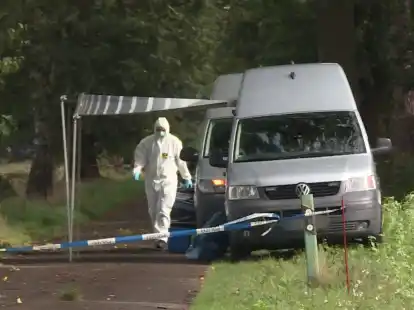 Mitarbeiter der Spurensicherung in dem Waldst&uuml;ck bei Fuhrberg.