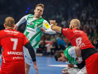 Lasse Andersson (2.v.l) war beim Sieg gegen Melsungen mit elf Toren der beste Werfer der F&uuml;chse.