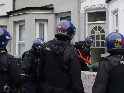 Beamte der Polizei der West Midlands verschaffen sich Zutritt zu einem Grundst&uuml;ck in Coventry.