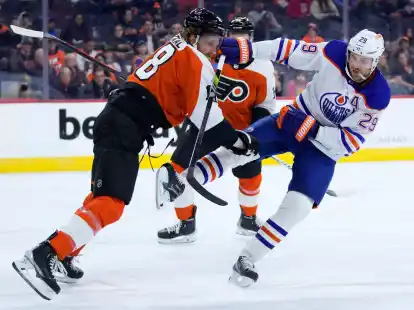 Leon Draisaitl (r) musste mit den Edmonton Oilers eine weitere Niederlage hinnehmen.