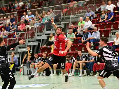 Nur wenn der OHV Aurich (Petar Puljic am Ball) seine Fehlerquote deutlich senkt, ist ein Erfolg &uuml;ber die noch ungeschlagenen Hildesheimer m&ouml;glich.