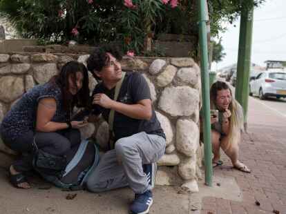 Menschen gehen im s&uuml;disraelischen Aschkelon vor Raketenbeschuss aus dem Gazastreifen in Deckung.