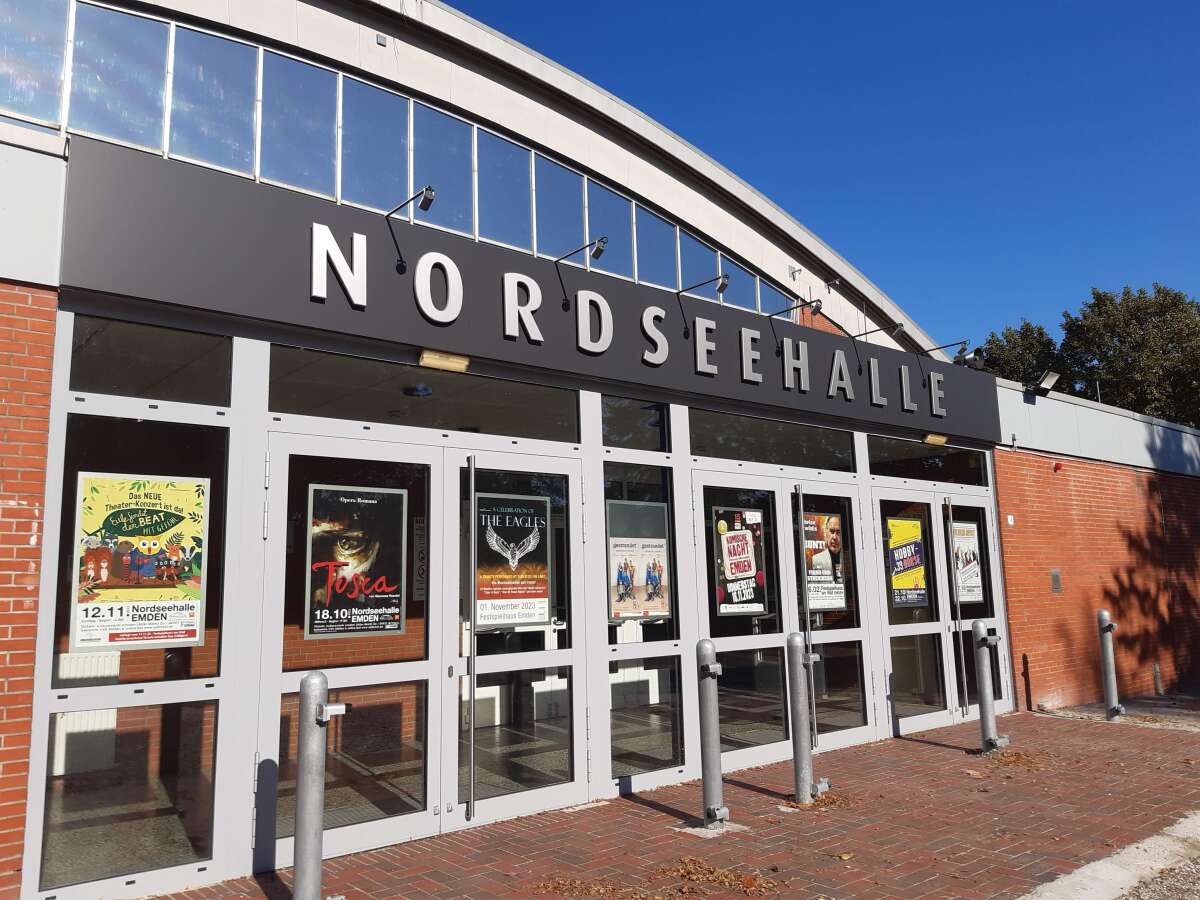 Nordseehalle Emden Neuer Schriftzug über dem Eingang in Silber und Grau