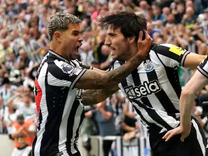 Hat weiter das Vertrauen von Newcastle-Coach Eddie Howe: Sandro Tonali (r).