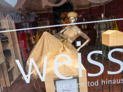 Ein etwas bizarres Beispiel f&uuml;r einen funktionierenden Pop-Up-Store in M&uuml;nchen: Das Gesch&auml;ft Weiss, das Mode und S&auml;rge verkauft. Die S&auml;rge k&ouml;nnen zu Lebzeiten als Schrank genutzt werden.