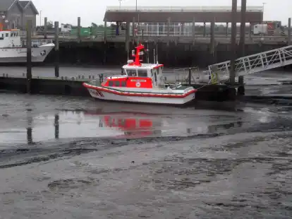Ohne Wasser kein Schiffsverkehr: Die F&auml;hren und Rettungsboote sind auf Langeoog nicht imstande gewesen, zu fahren. Ab mittags war das Schiff der DGzRS jedoch wieder einsatzbereit.